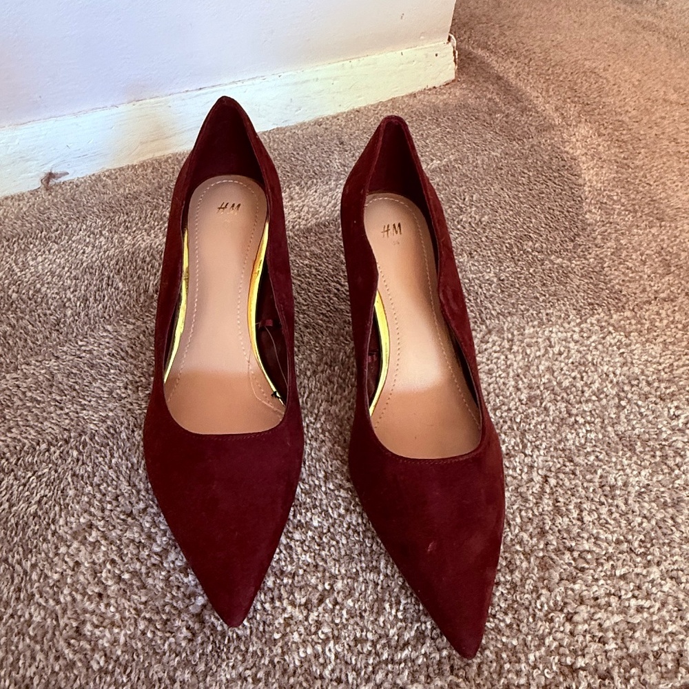 HM burgundy scalloped heel